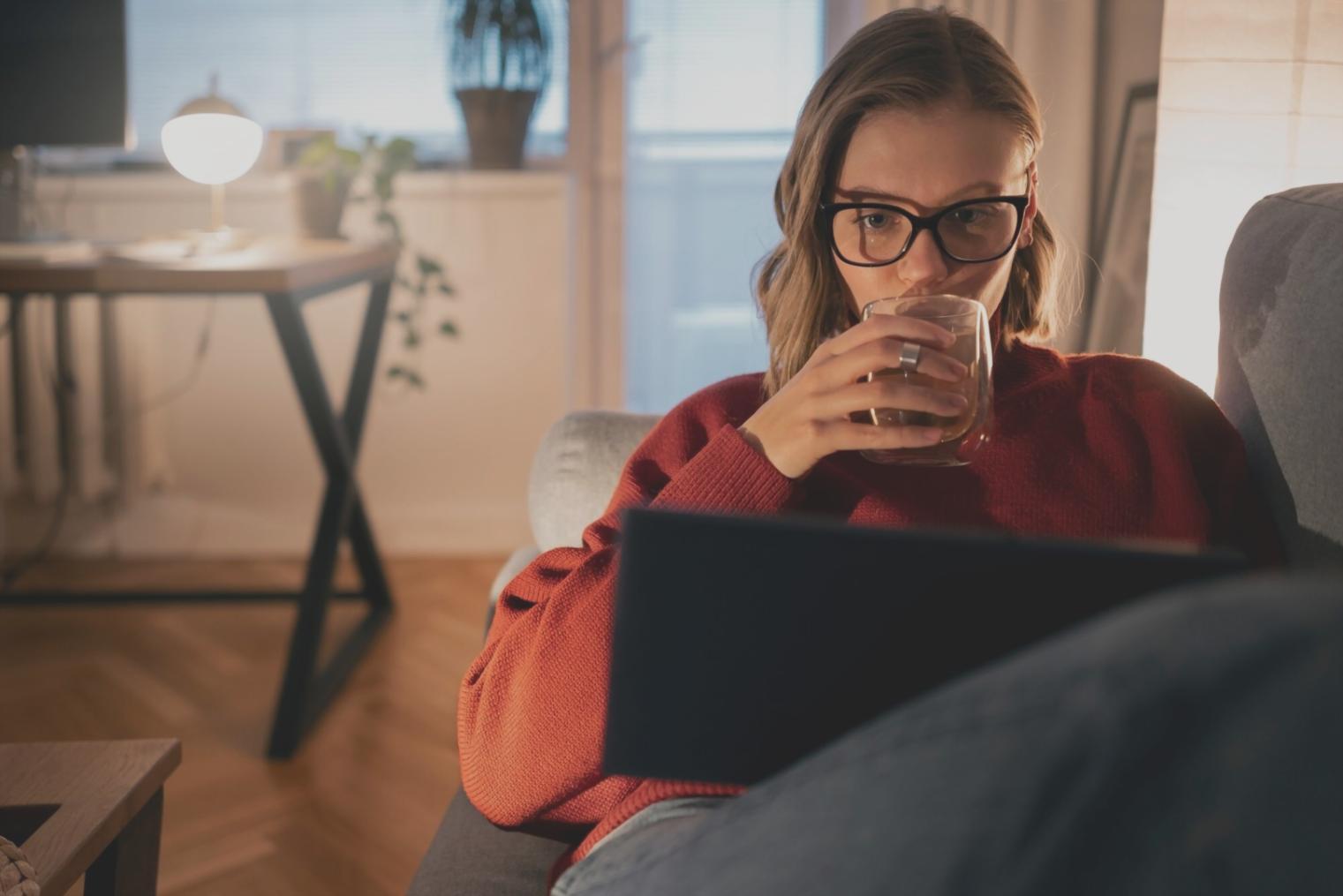 Postazione di studio organizzata per l'apprendimento remoto con computer e materiali didattici
